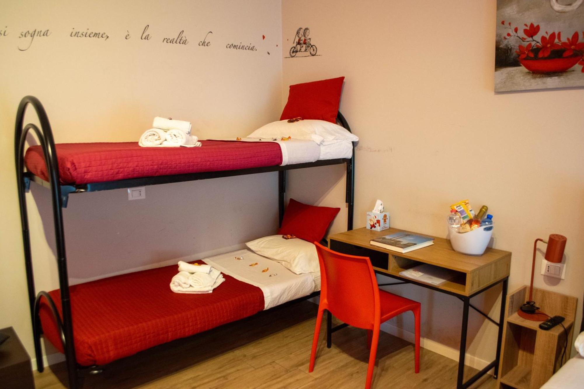 Emmanueli65 Fronte Clinica Per 4 Matrimoniale E Castello Bed & Breakfast Пиаченца Екстериор снимка