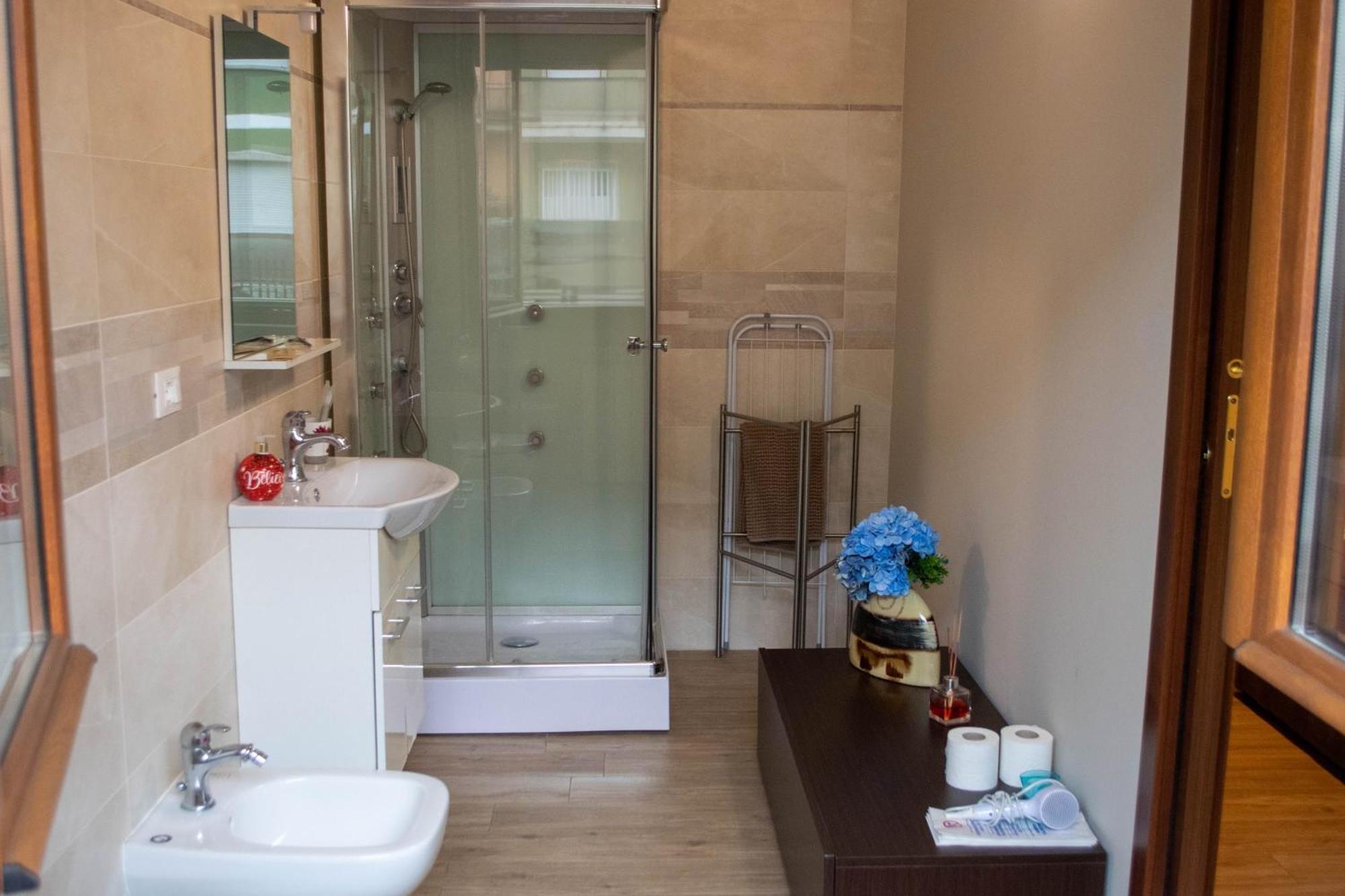 Emmanueli65 Fronte Clinica Per 4 Matrimoniale E Castello Bed & Breakfast Пиаченца Екстериор снимка